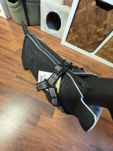 Manteau noir avec harnais