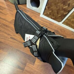 Manteau noir avec harnais