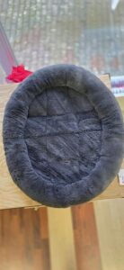 Coussin ovale gris foncé avec rebord